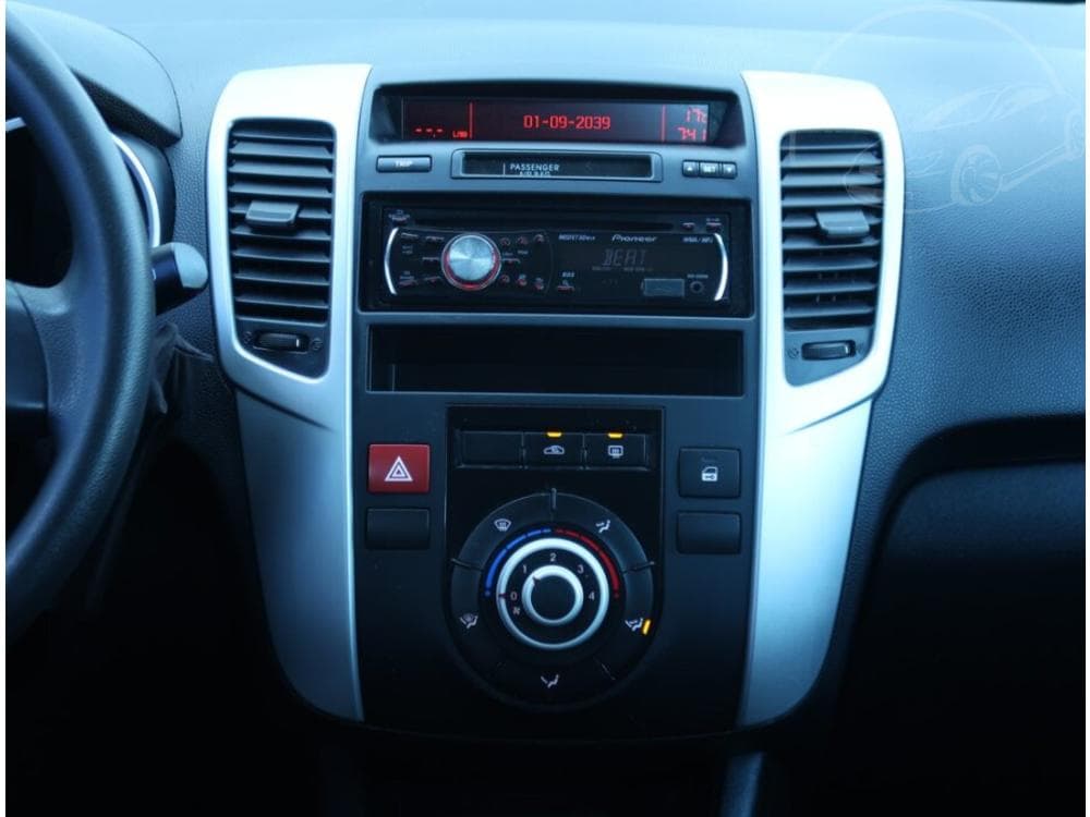 2010 Kia VENGA - 12