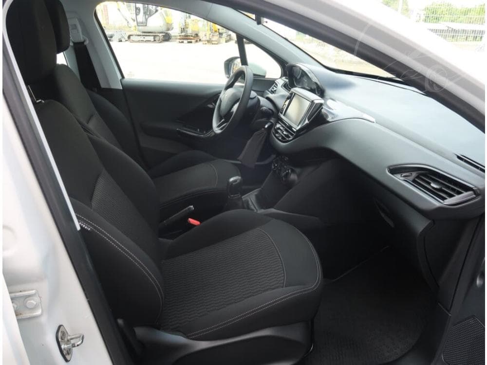 2017 Peugeot 208 - 9