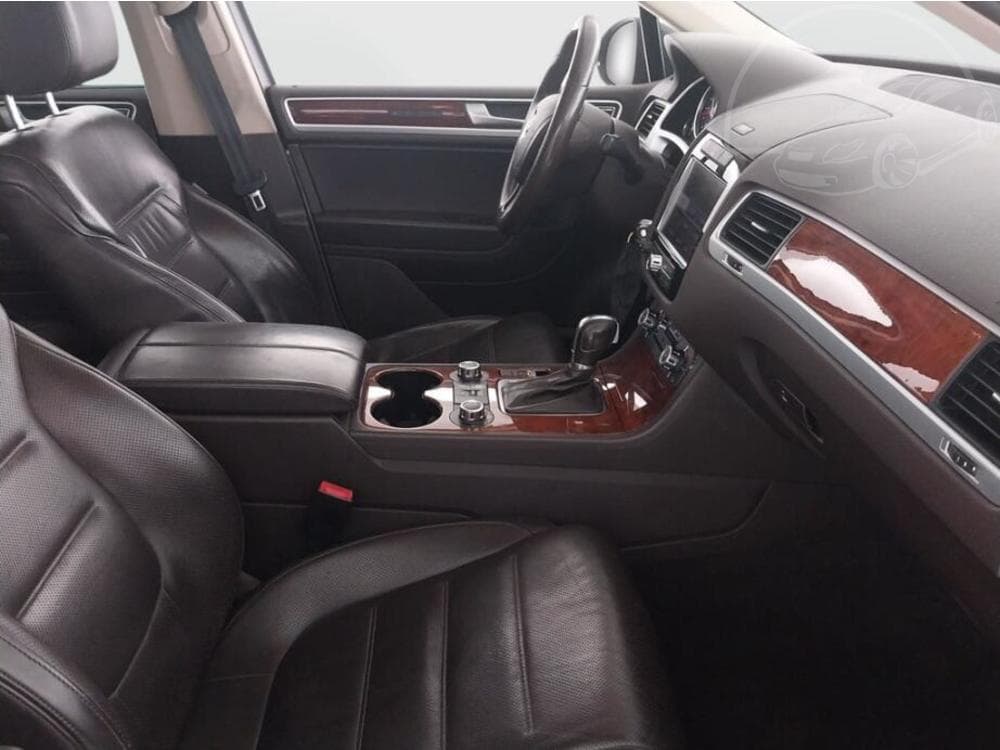 2012 Volkswagen TOUAREG - 9
