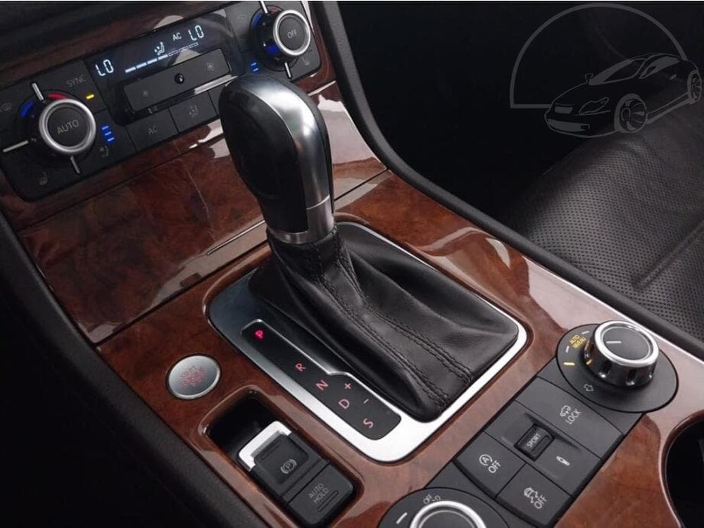 2012 Volkswagen TOUAREG - 13