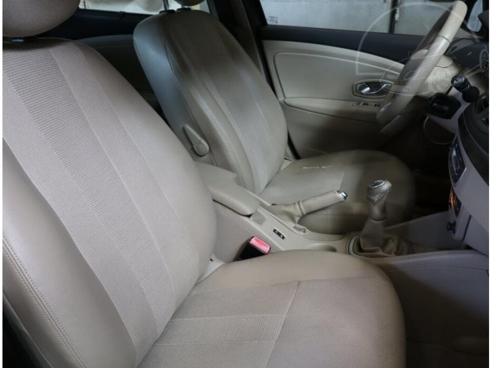 2010 Renault FLUENCE - 9