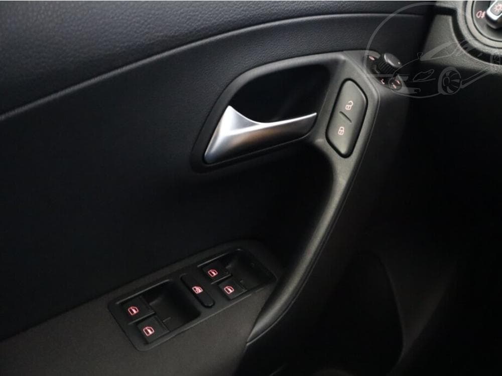 2013 Volkswagen POLO - 13