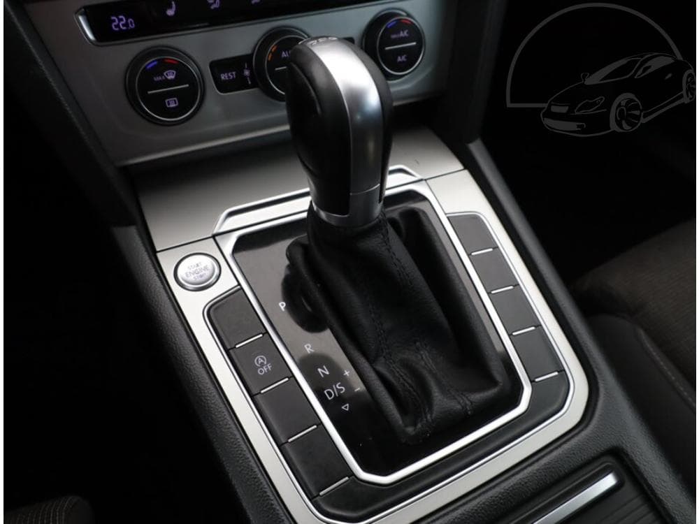 2015 Volkswagen PASSAT - 11