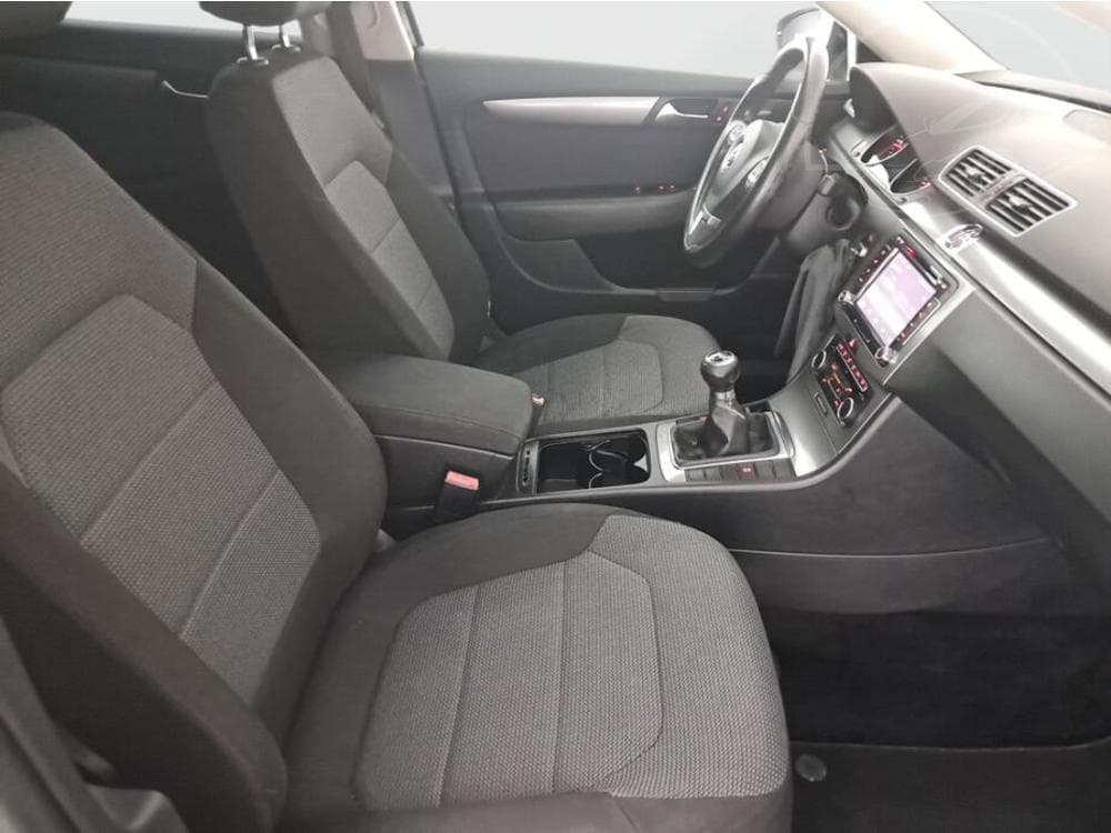 2011 Volkswagen PASSAT - 9