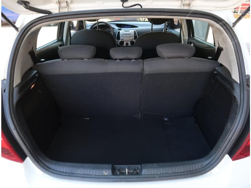 2011 Hyundai i20 - 13