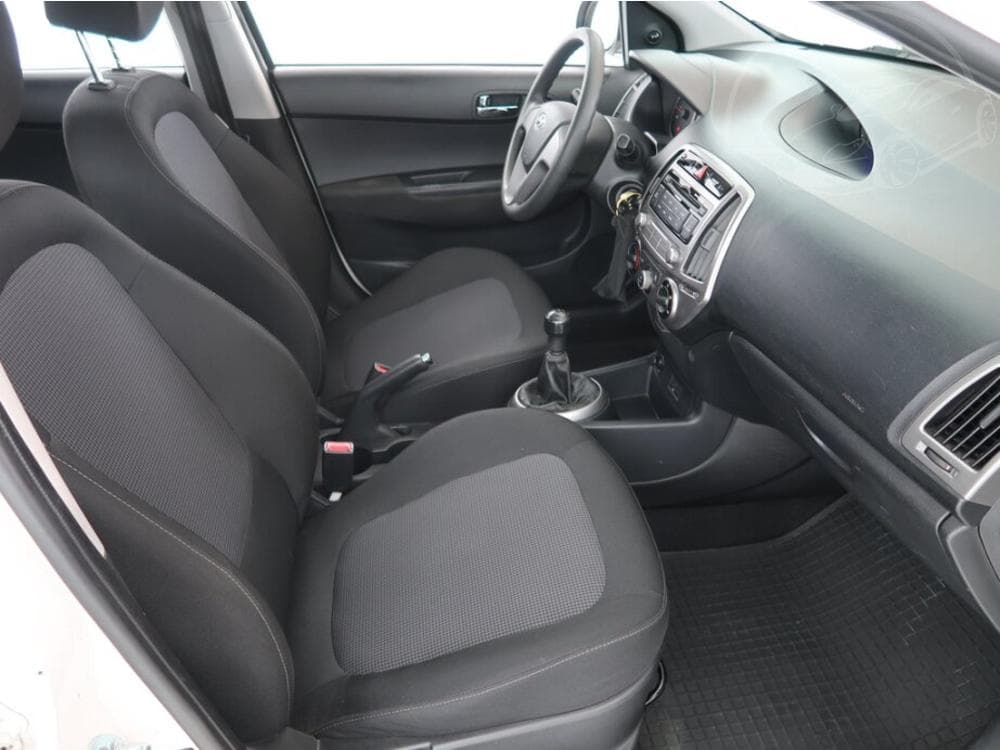 2013 Hyundai i20 - 9