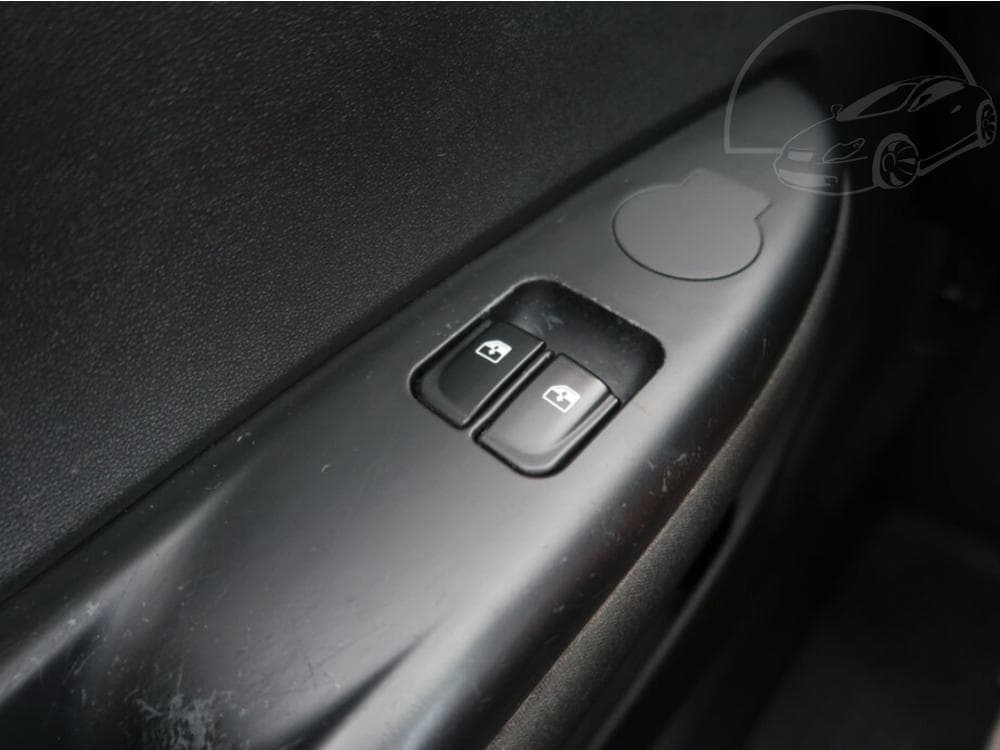 2013 Hyundai i20 - 13