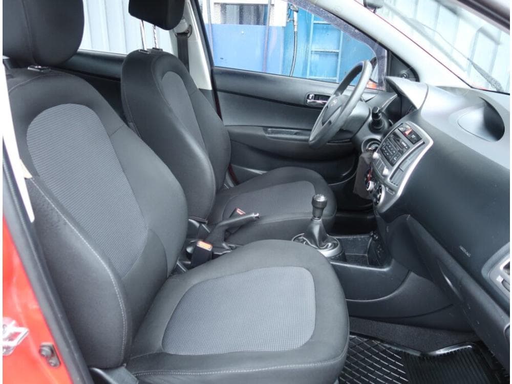 2013 Hyundai i20 - 9