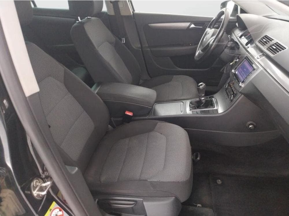 2011 Volkswagen PASSAT - 9