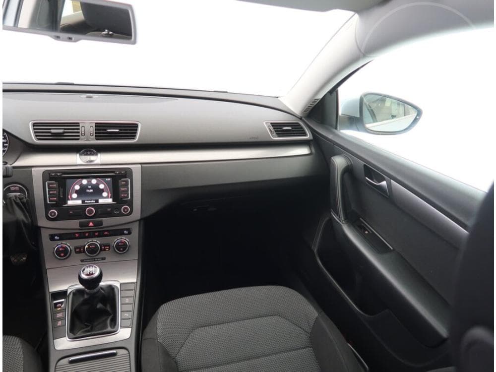 2012 Volkswagen PASSAT - 8