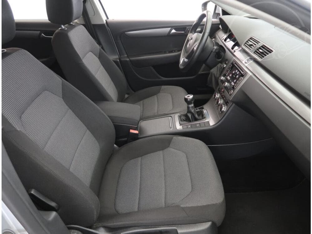 2012 Volkswagen PASSAT - 9
