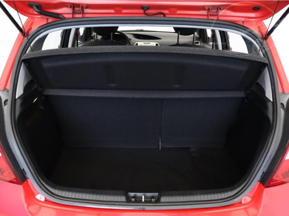 2012 Hyundai i20 - 11