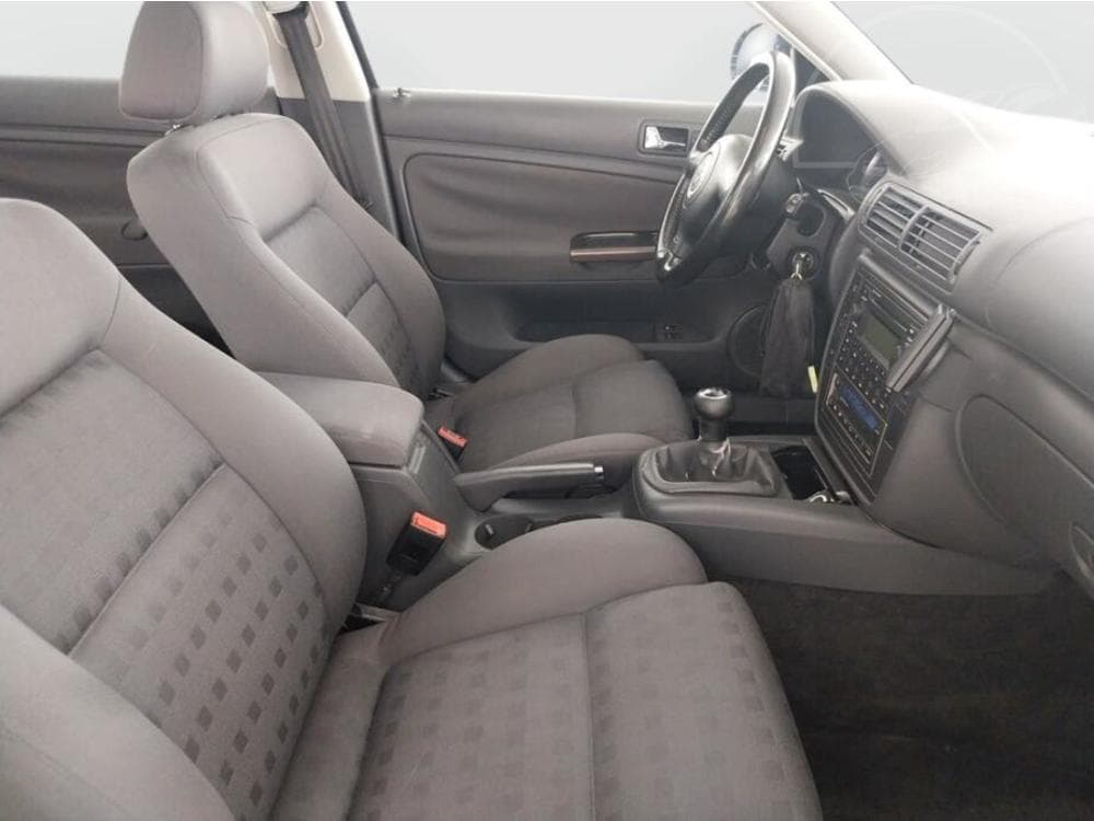 2004 Volkswagen PASSAT - 9