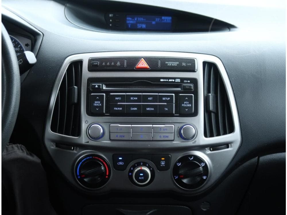 2013 Hyundai i20 - 12