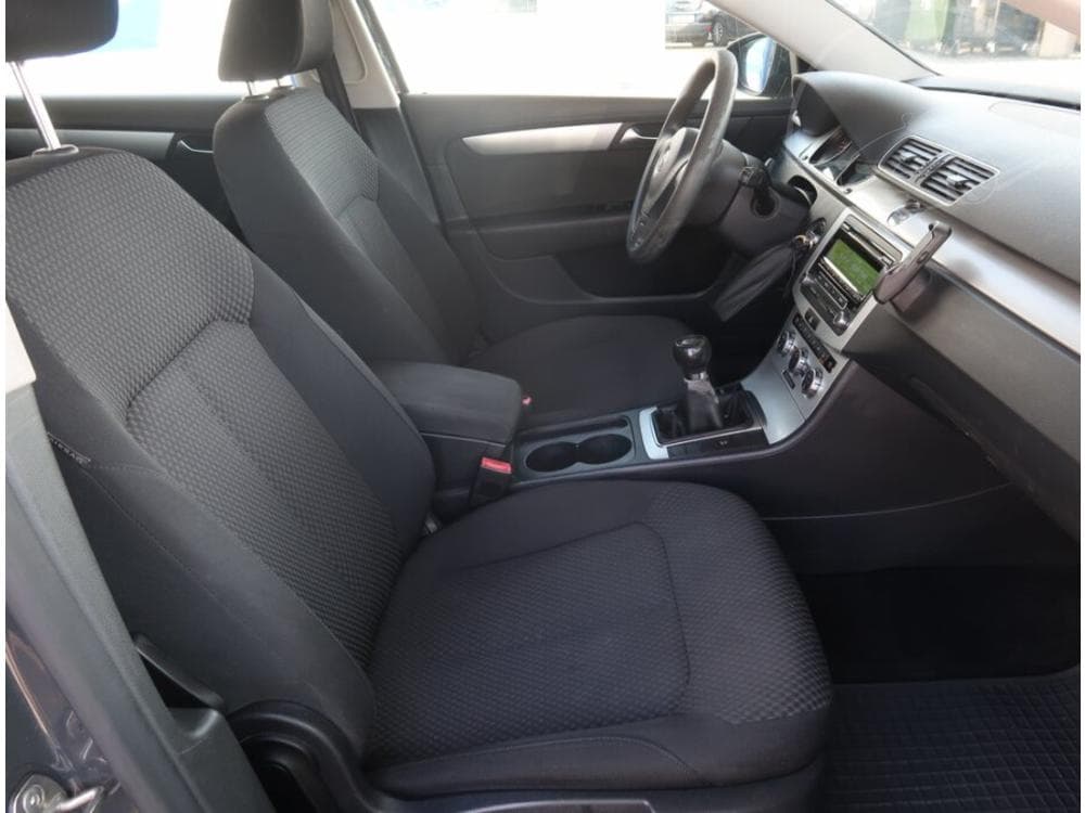 2012 Volkswagen PASSAT - 9