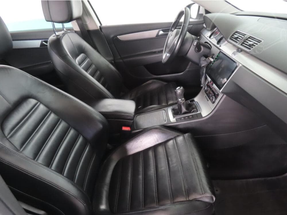 2011 Volkswagen PASSAT - 9