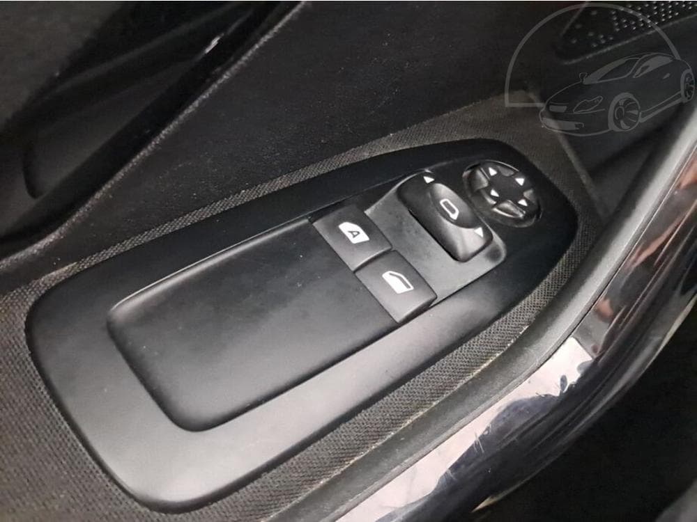 2015 Peugeot 208 - 15