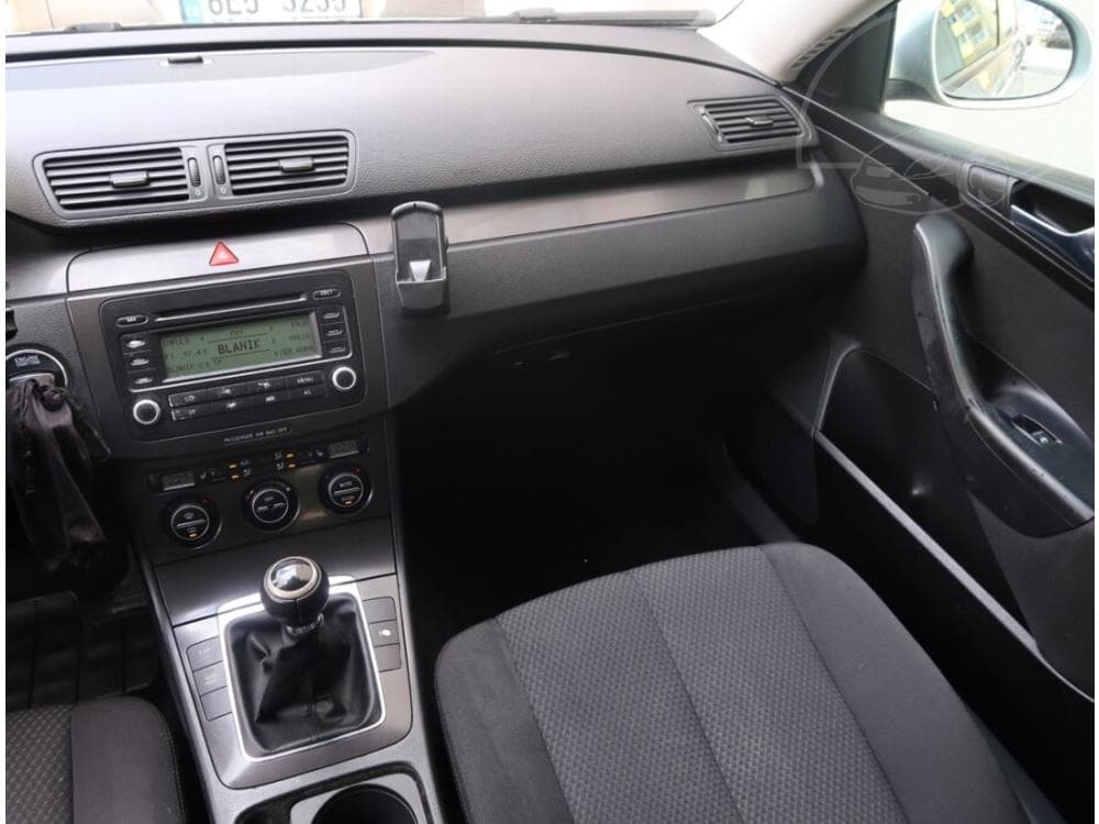 2005 Volkswagen PASSAT - 8