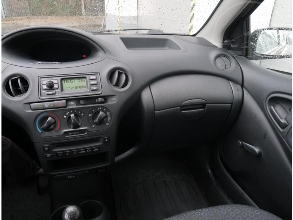 2004 Toyota YARIS - 8