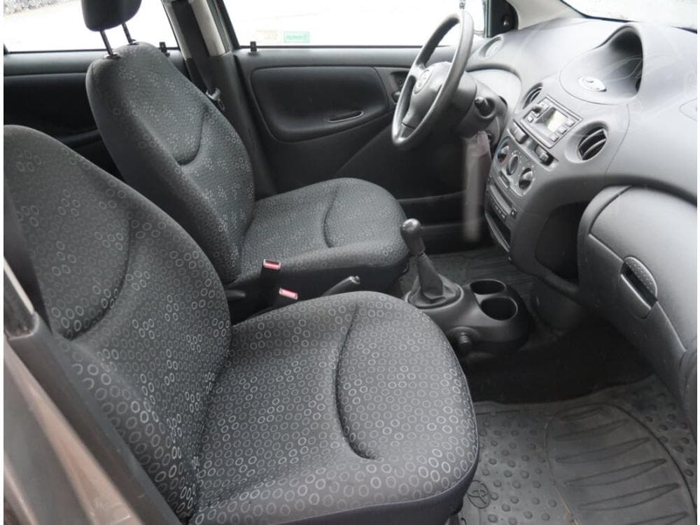 2004 Toyota YARIS - 9