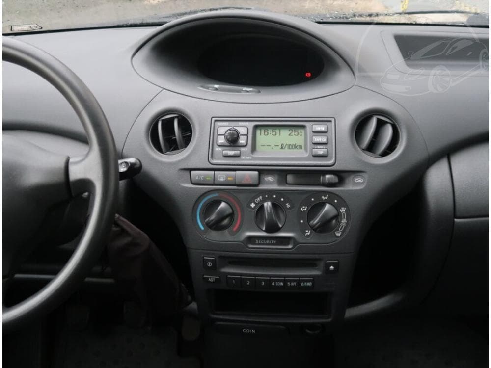 2004 Toyota YARIS - 12