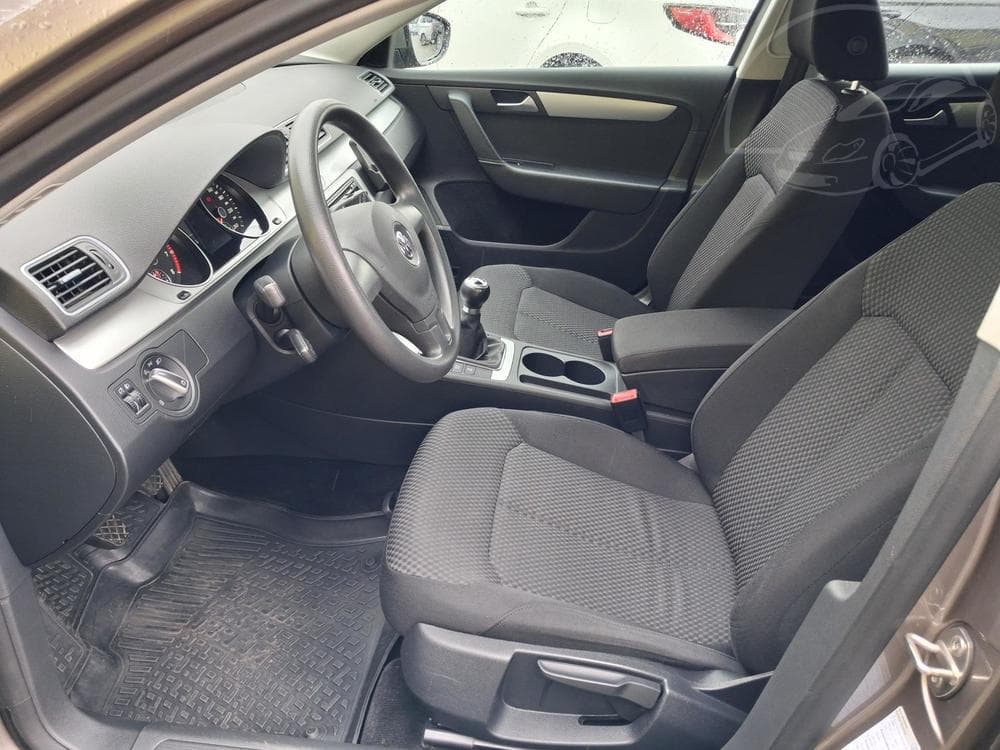 2011 Volkswagen PASSAT - 9