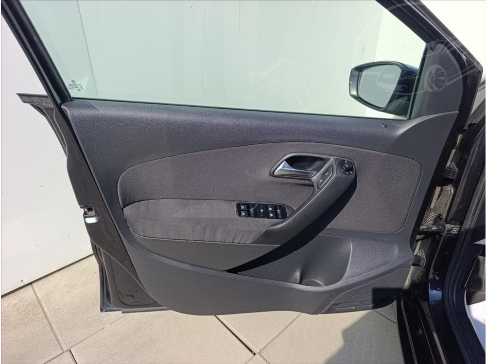 2011 Volkswagen POLO - 23
