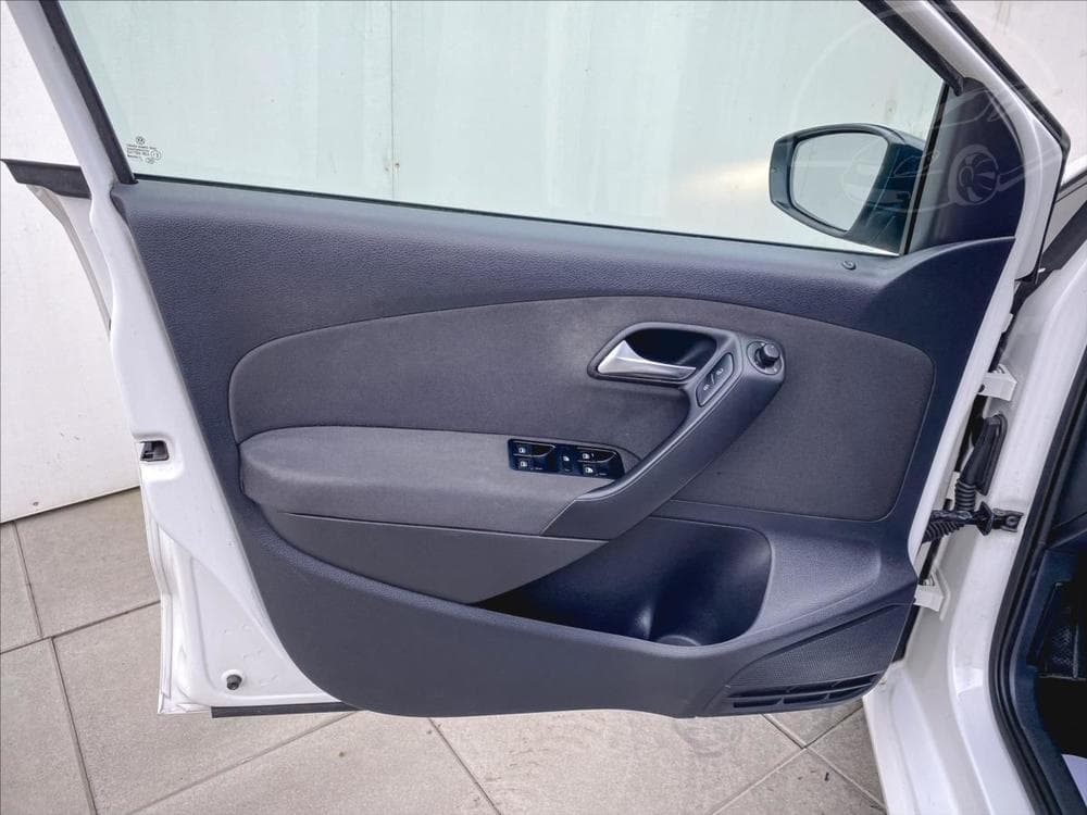 2011 Volkswagen POLO - 12