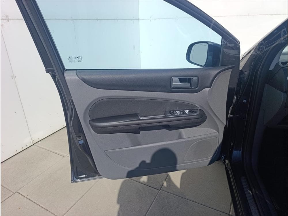 2010 Ford FOCUS - 12