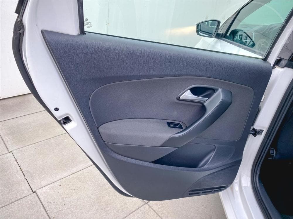 2011 Volkswagen POLO - 17