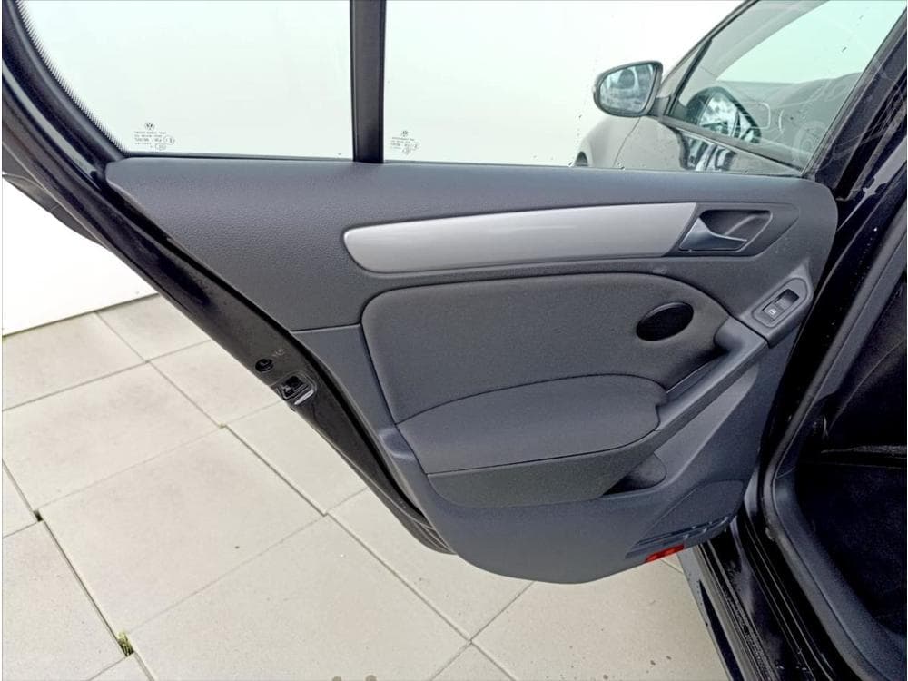 2011 Volkswagen GOLF - 18