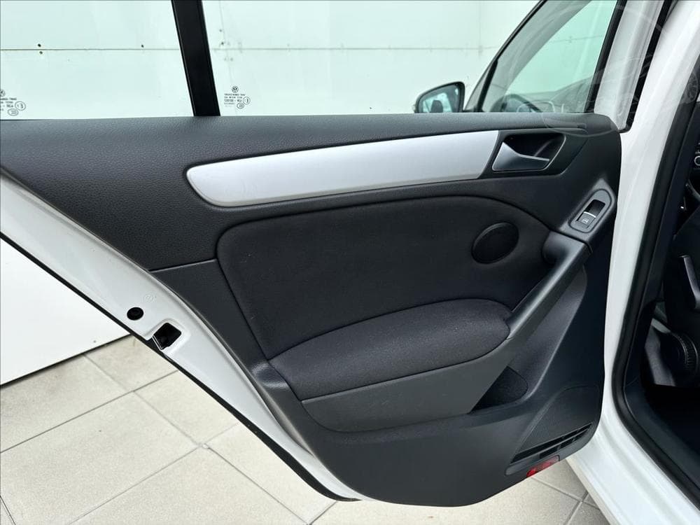 2011 Volkswagen GOLF - 19