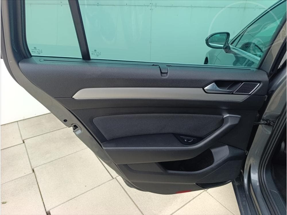 2016 Volkswagen PASSAT - 19