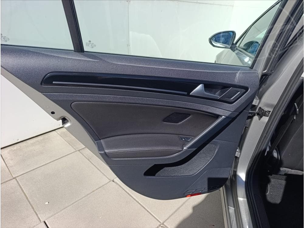 2015 Volkswagen GOLF - 37