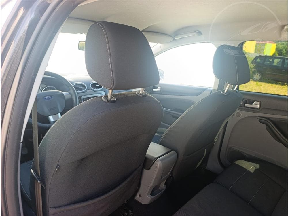 2010 Ford FOCUS - 19