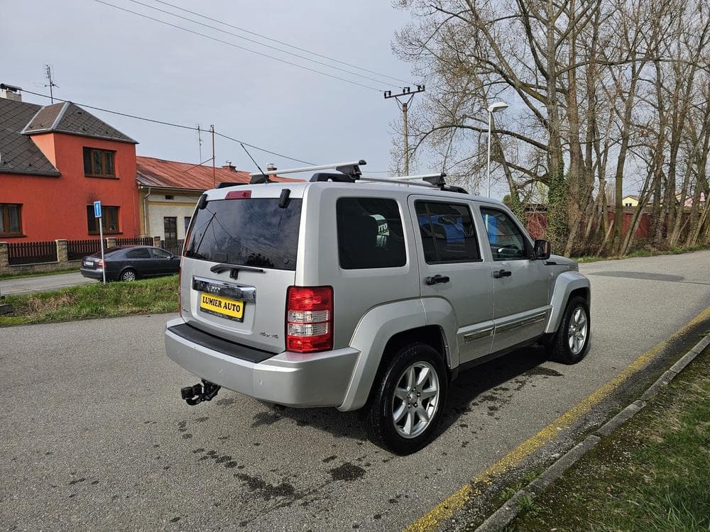 2011 Jeep CHEROKEE - 9