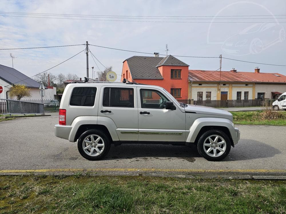 2011 Jeep CHEROKEE - 11