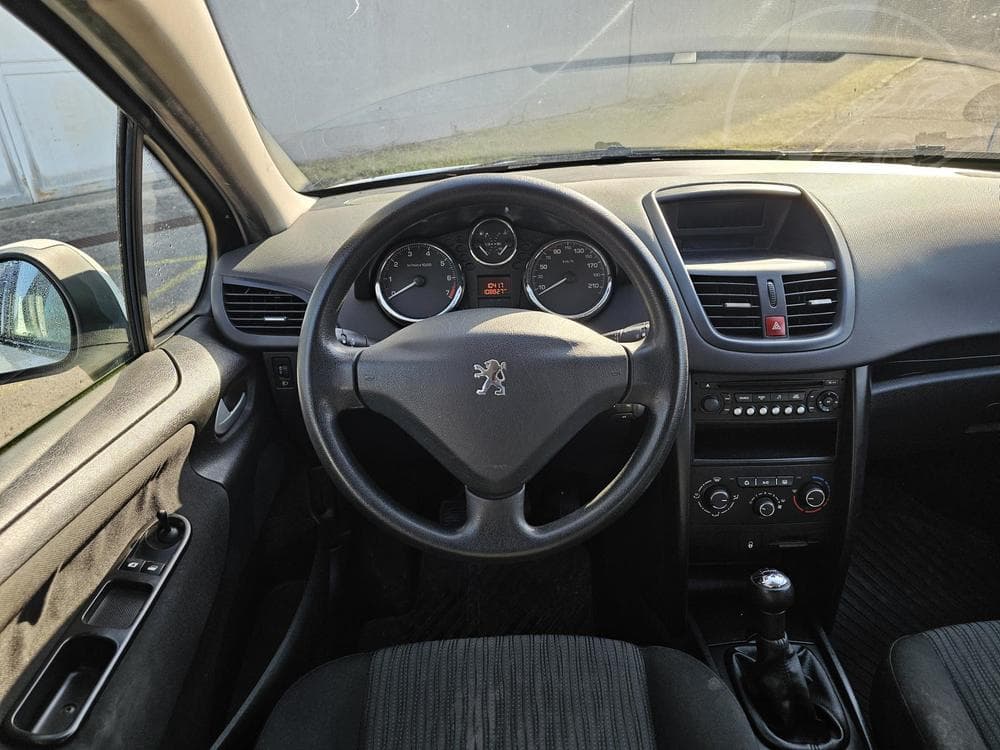 2010 Peugeot 207 - 13