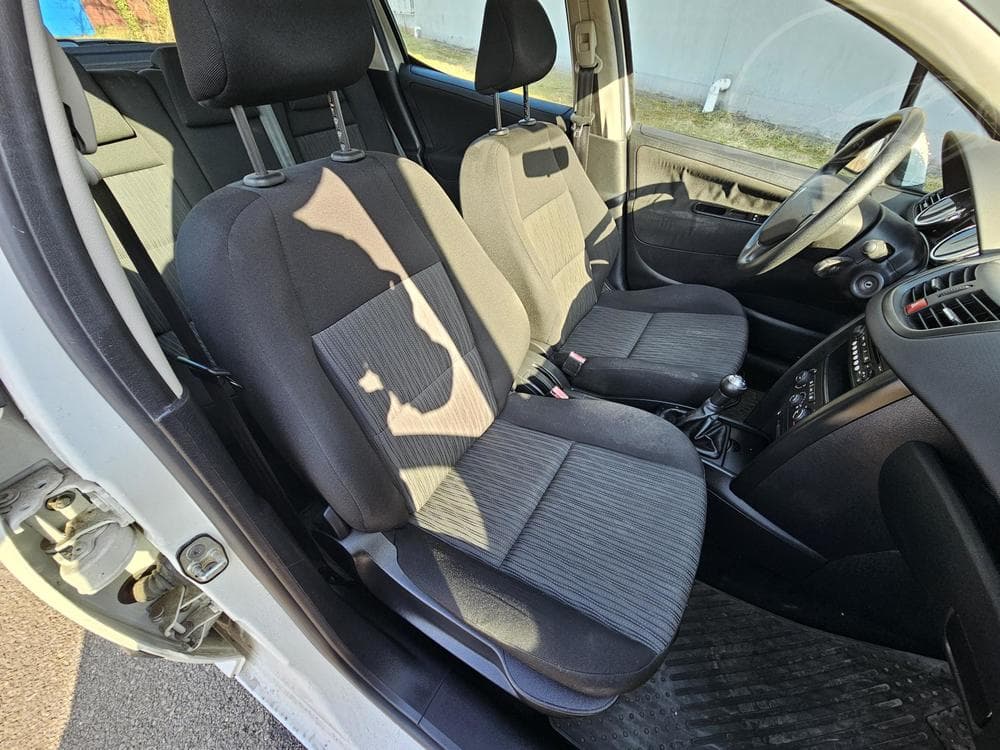 2010 Peugeot 207 - 15