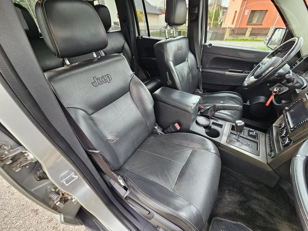 2011 Jeep CHEROKEE - 31