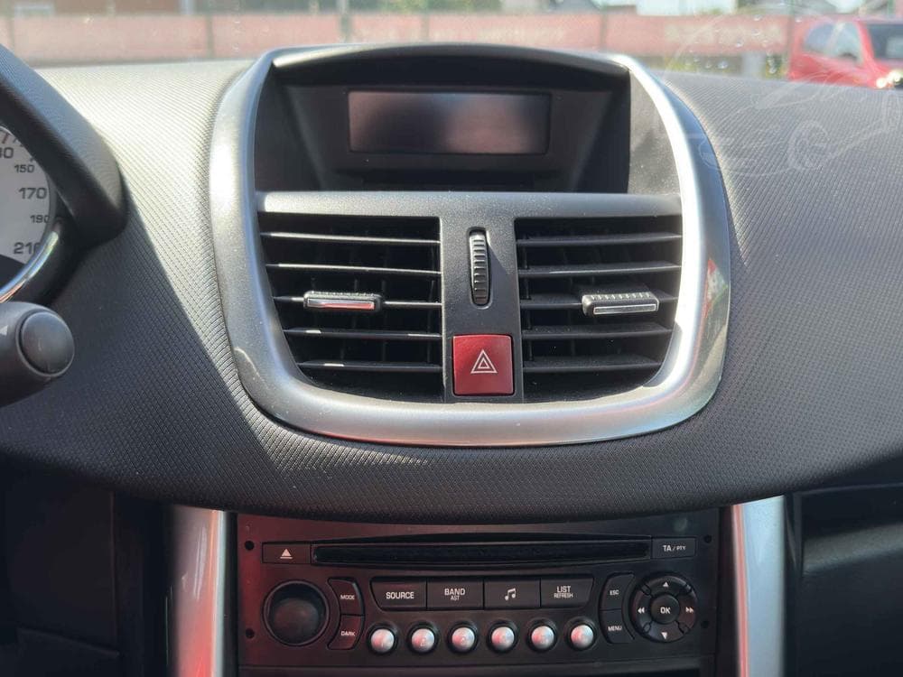 2011 Peugeot 207 - 11