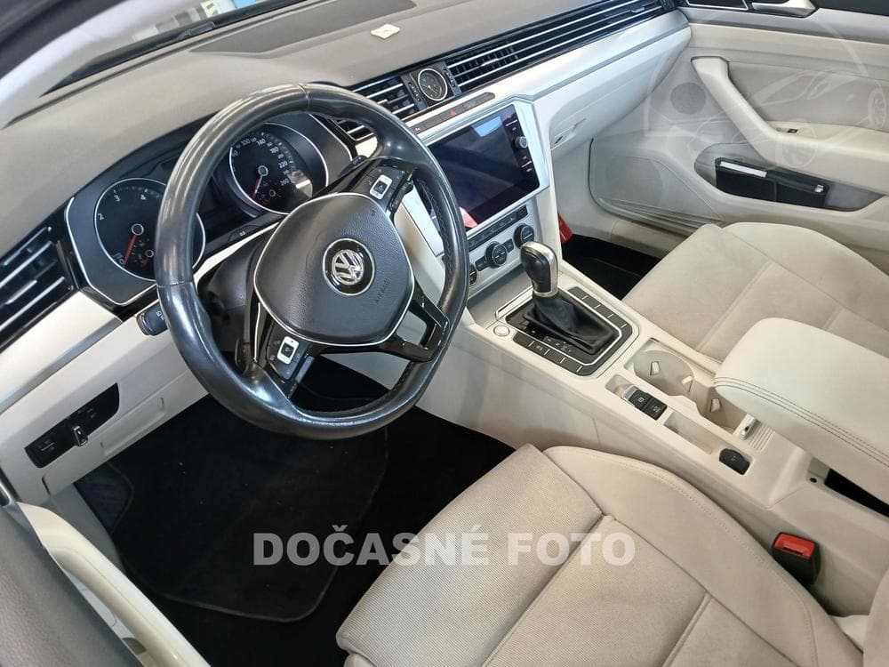 2019 Volkswagen Passat - 3