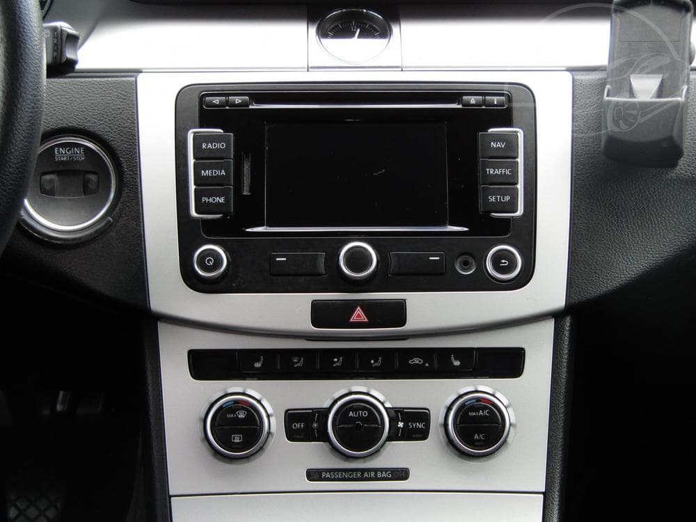 2013 Volkswagen PASSAT - 9