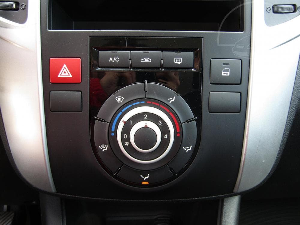 2010 Kia VENGA - 12
