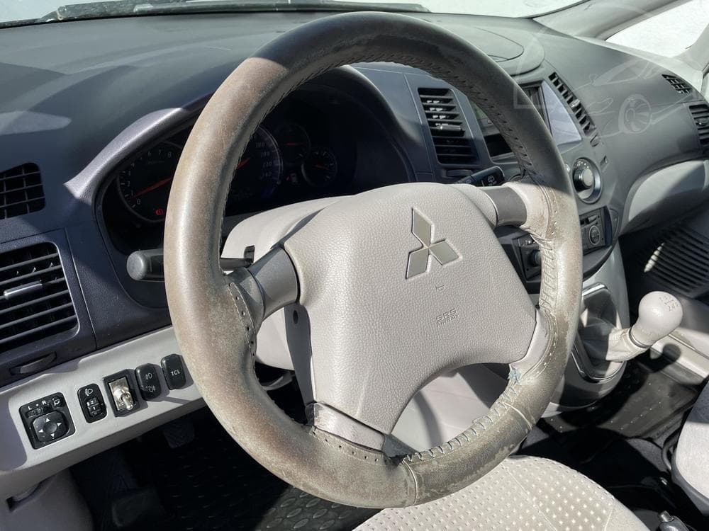 2005 Mitsubishi GRANDIS - 11