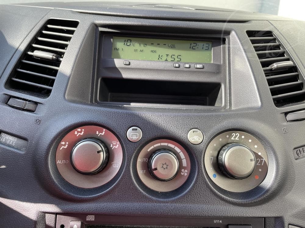 2005 Mitsubishi GRANDIS - 13