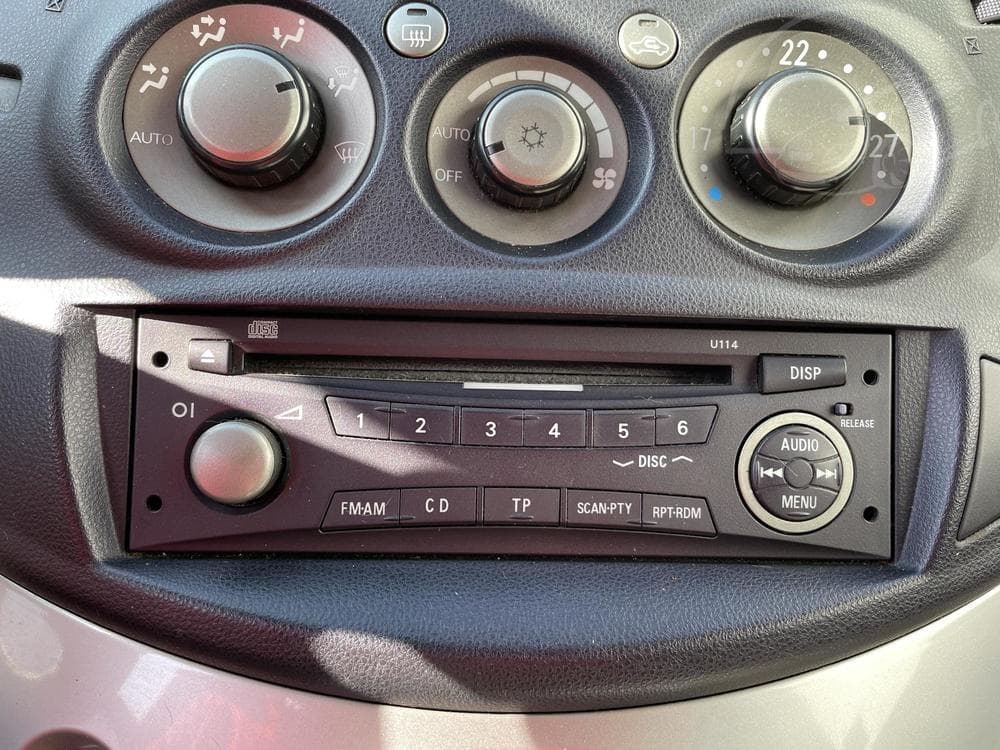 2005 Mitsubishi GRANDIS - 14