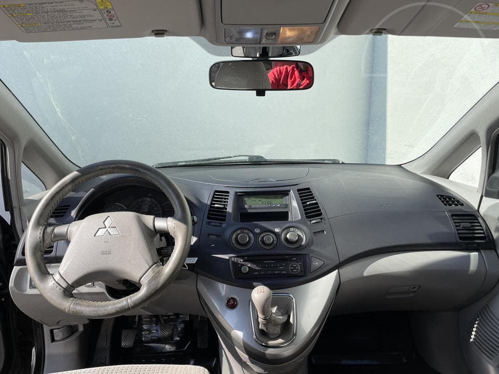 2005 Mitsubishi GRANDIS - 8