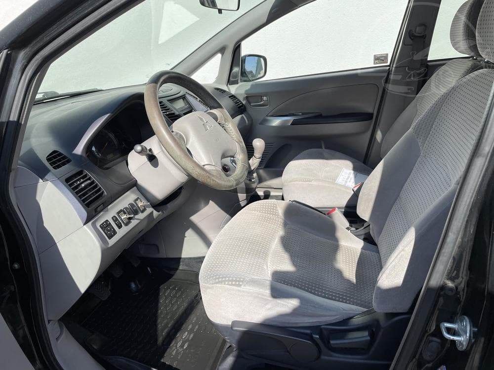 2005 Mitsubishi GRANDIS - 9