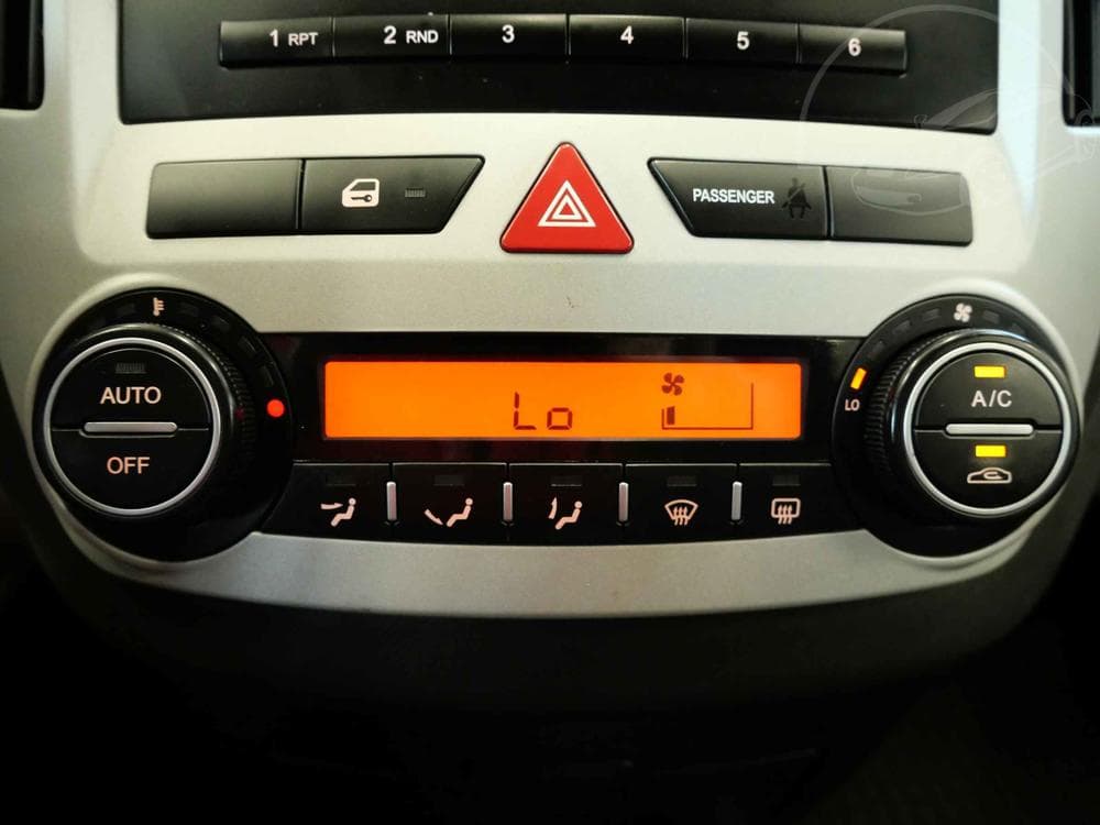 2010 Toyota AURIS - 19